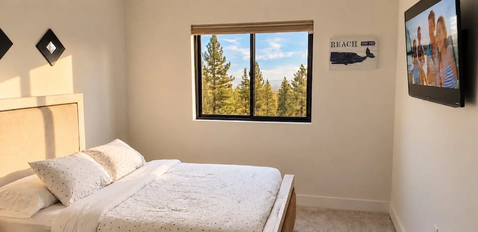 Fourth bedroom overlooking the pine trees